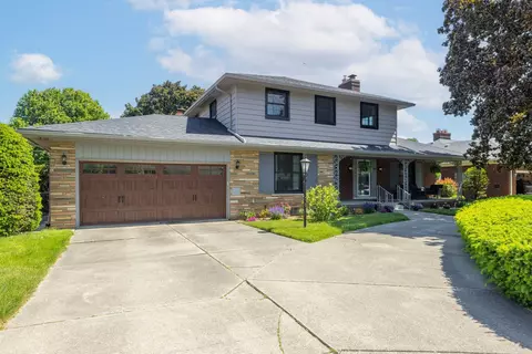 80 Crestwood Dr, Village Of Grosse Pointe Shores, MI 48236