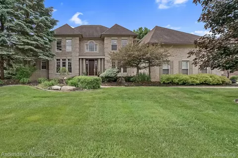 3475 N Century Oak Cir, Oakland, MI 48363
