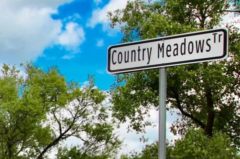 560 Country Meadows Trl, Brandon, MI 48462