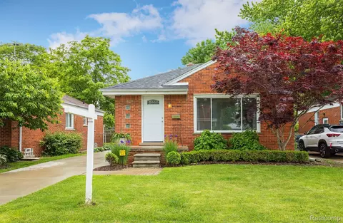 22954 Alger St, Saint Clair Shores, MI 48080