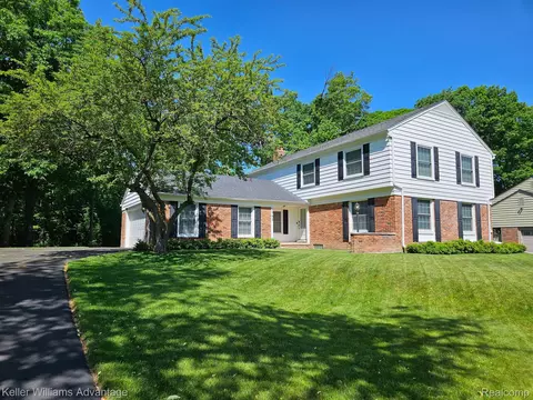 5962 Trotter Ln, West Bloomfield, MI 48322