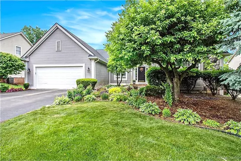 16040 Silverwood Dr, Fenton, MI 48430
