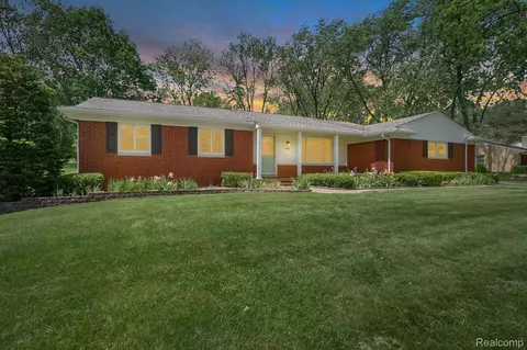 6363 Vernmoor Dr, Troy, MI 48098