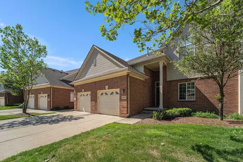 29347 Woodpark Cir, Warren, MI 48092