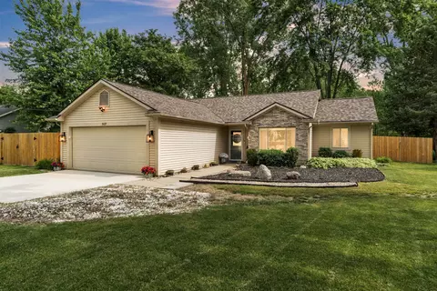 3127 Ponemah Dr, Fenton, MI 48430