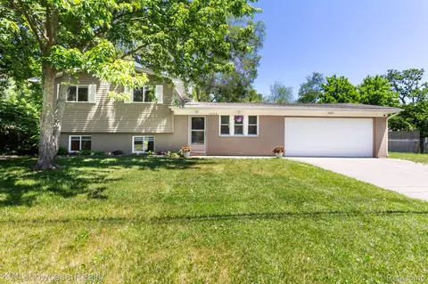 1090 Edgeorge St, Waterford, MI 48327