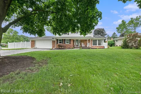 994 Hampstead Ln, Rochester Hills, MI 48309