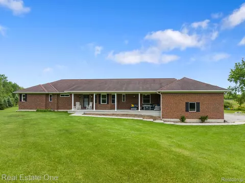 1111 Thayer Rd, Groveland, MI 48462