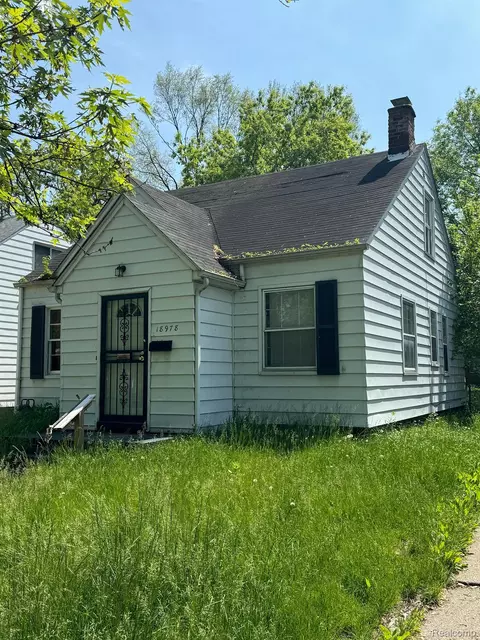 18978 Kingsville St, Harper Woods, MI 48225