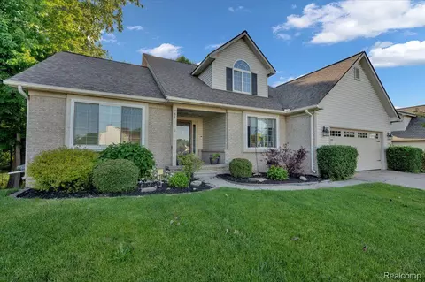 966 Glenmoor Dr, Oxford, MI 48371