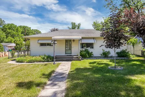 21674 Waldron St, Farmington Hills, MI 48336