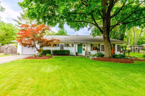 33650 Hillcrest Dr, Farmington, MI 48335