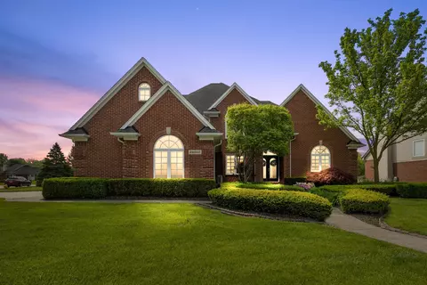 28002 Santa Anita Dr S, Chesterfield, MI 48047