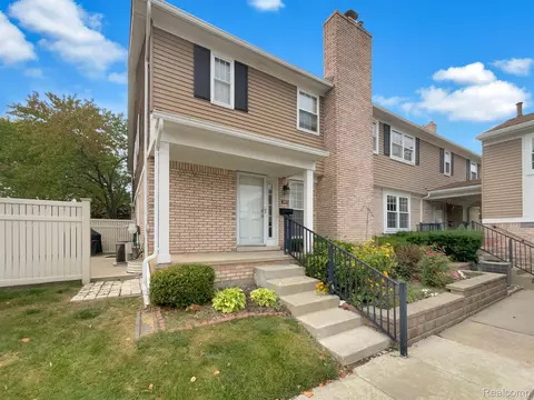 20826 W Glen Haven Cir, Northville, MI 48167