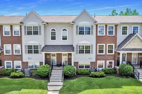 806 Eagle Dr, Fenton, MI 48430
