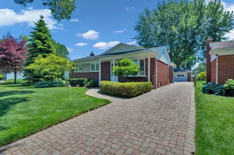 22600 Lake Blvd, Saint Clair Shores, MI 48082