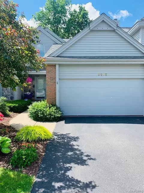 6586 Scenic Pines Ct, Clarkston, MI 48346