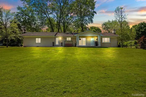 4600 Fiddle Ave, Waterford, MI 48328