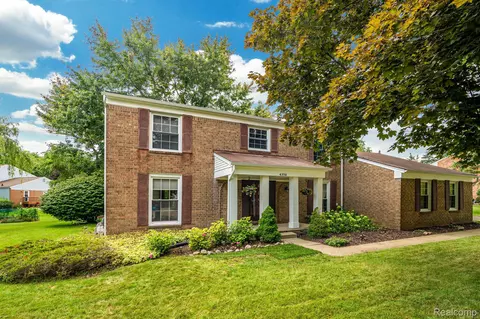 4350 Apple Valley Ln, West Bloomfield, MI 48323