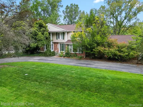 28136 New Bedford Dr, Farmington Hills, MI 48334