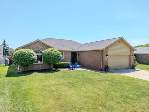 15624 White Oak Dr, Fraser, MI 48026