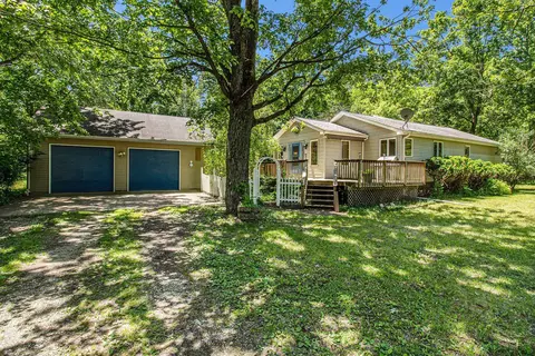 1324 Hoskins Dr, Howell, MI 48855