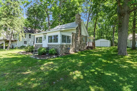 1514 Maxfield Rd, Hartland, MI 48353