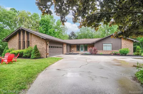 10270 Clark Rd, Springfield, MI 48350