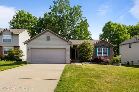 2580 Bonita Dr, Waterford, MI 48329