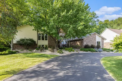 6111 Pickwood Dr, West Bloomfield, MI 48322