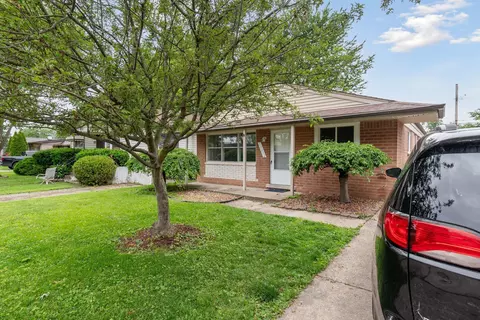 13412 Neely St, Gibraltar, MI 48173