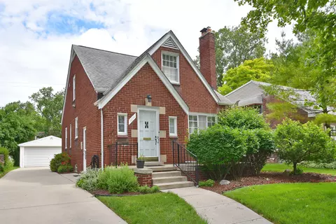 10794 Borgman Ave, Huntington Woods, MI 48070