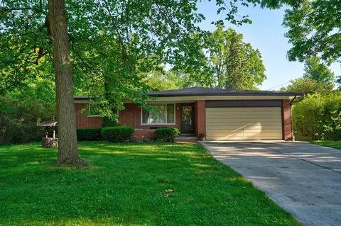 1235 Pickwick Plc Pl, Flint, MI 48507