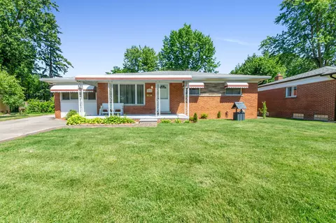 32324 Eastway St, Roseville, MI 48066