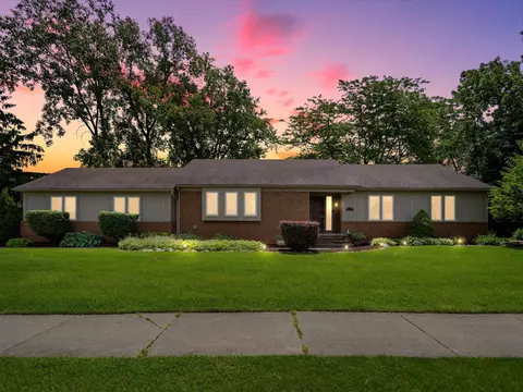 535 Lakes Edge Dr, Oxford, MI 48371