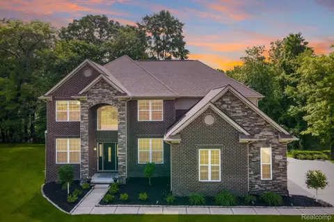 1731 Algonquian Trl, Lake Orion, MI 48362