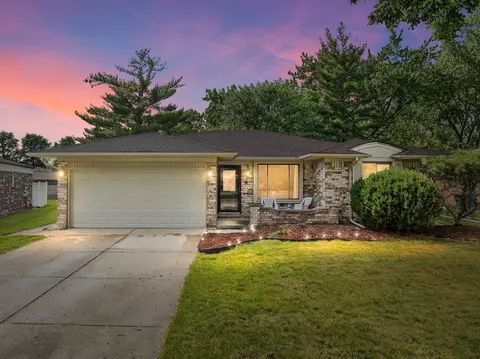13747 White Cap Dr, Sterling Heights, MI 48313