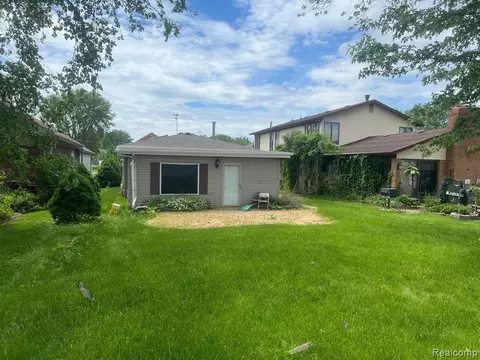 30569 Manse St, Harrison Township, MI 48045