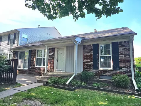 39552 Old Dominion Dr, Clinton Township, MI 48038