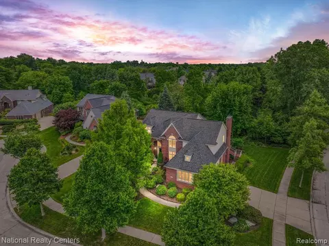 24118 Trafalgar Ct, Novi, MI 48374