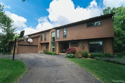 4242 Strathdale Ln, West Bloomfield, MI 48323