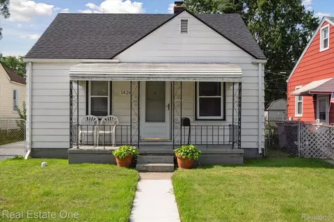 1426 E Bernhard Ave, Hazel Park, MI 48030