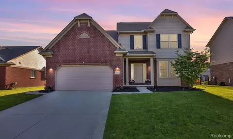 38313 Pine Dr, Clinton Township, MI 48038