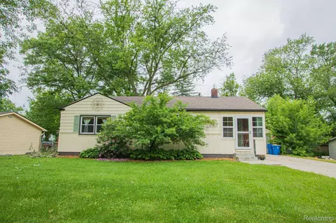 1367 Linville Dr, Waterford, MI 48328