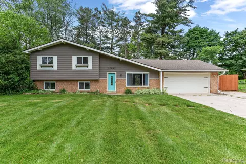 2552 N Lake Angelus Rd W, Lake Angelus, MI 48326
