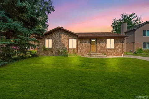 35401 Evanston Ave, Sterling Heights, MI 48312