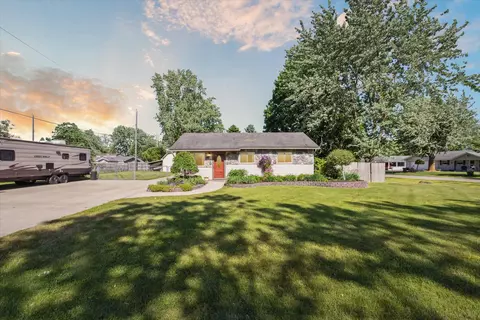 1070 Joan Gay Blvd, Waterford, MI 48327