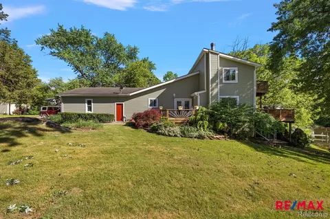 106 S Hulbert St, White Lake, MI 48386