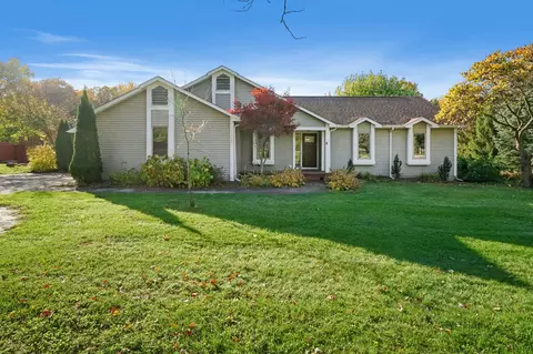 1560 Mcgrew Ln, White Lake, MI 48383