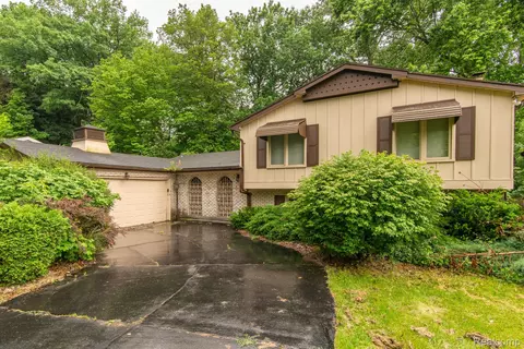 2618 Pinetree Dr, Flint, MI 48507